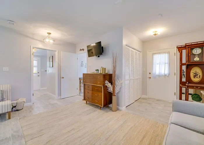 Apartment Golf, Swim & Grill Out: Gem 10 Mi To Dtwn