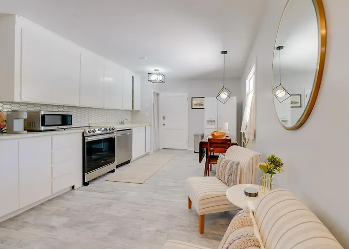 Apartment Golf, Swim & Grill Out: Gem 10 Mi To Dtwn