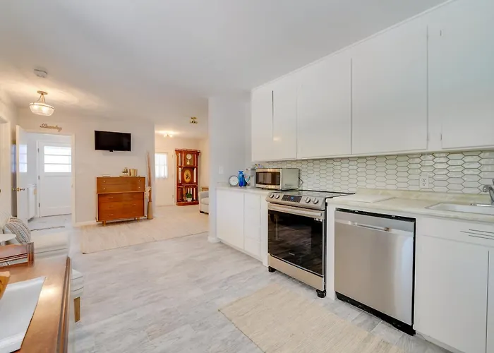 Apartment Golf, Swim & Grill Out: Gem 10 Mi To Dtwn