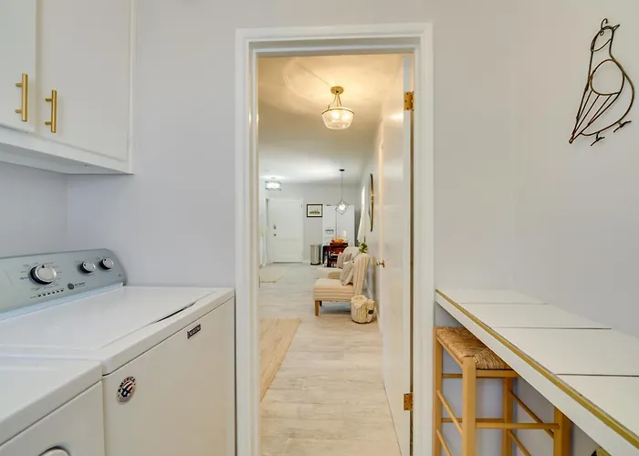 Apartment Golf, Swim & Grill Out: Gem 10 Mi To Dtwn