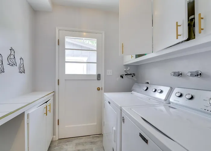 Golf, Swim & Grill Out: Gem 10 Mi To Dtwn Apartment