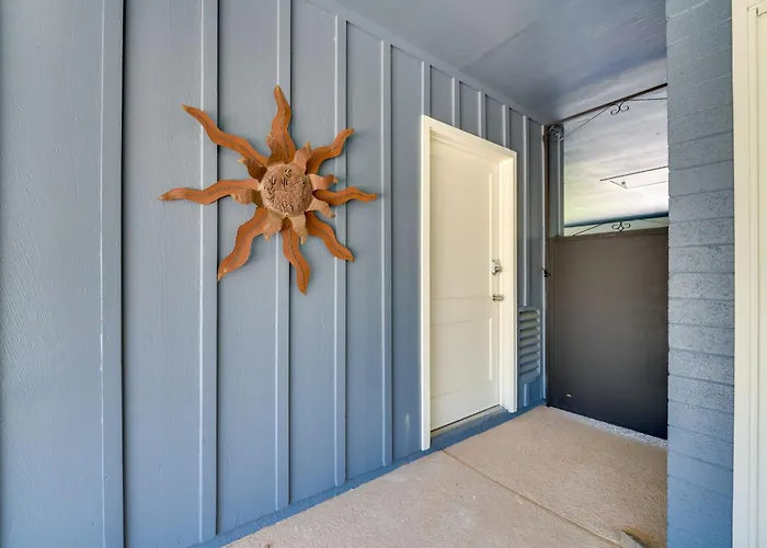 Apartment Golf, Swim & Grill Out: Gem 10 Mi To Dtwn Phoenix